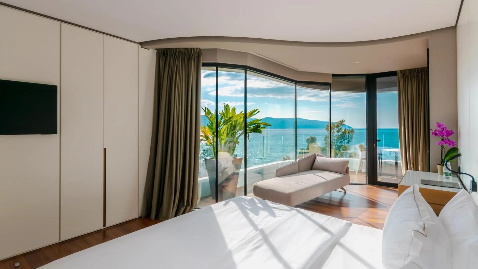 Yacht Hotel Vlorë 4*,