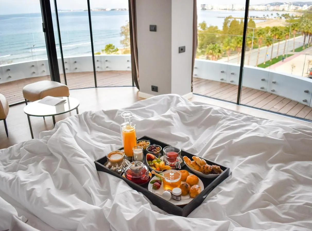 Yacht Hotel فلورا 4*,