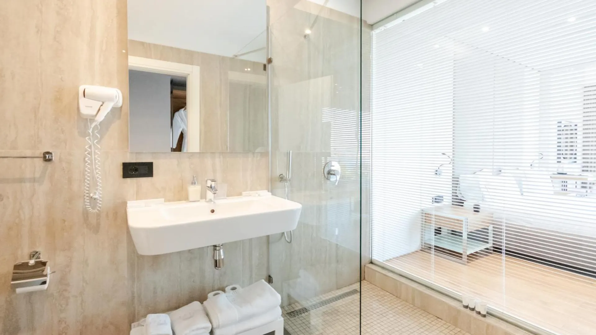 Yacht Hotel Vlorë 4*,