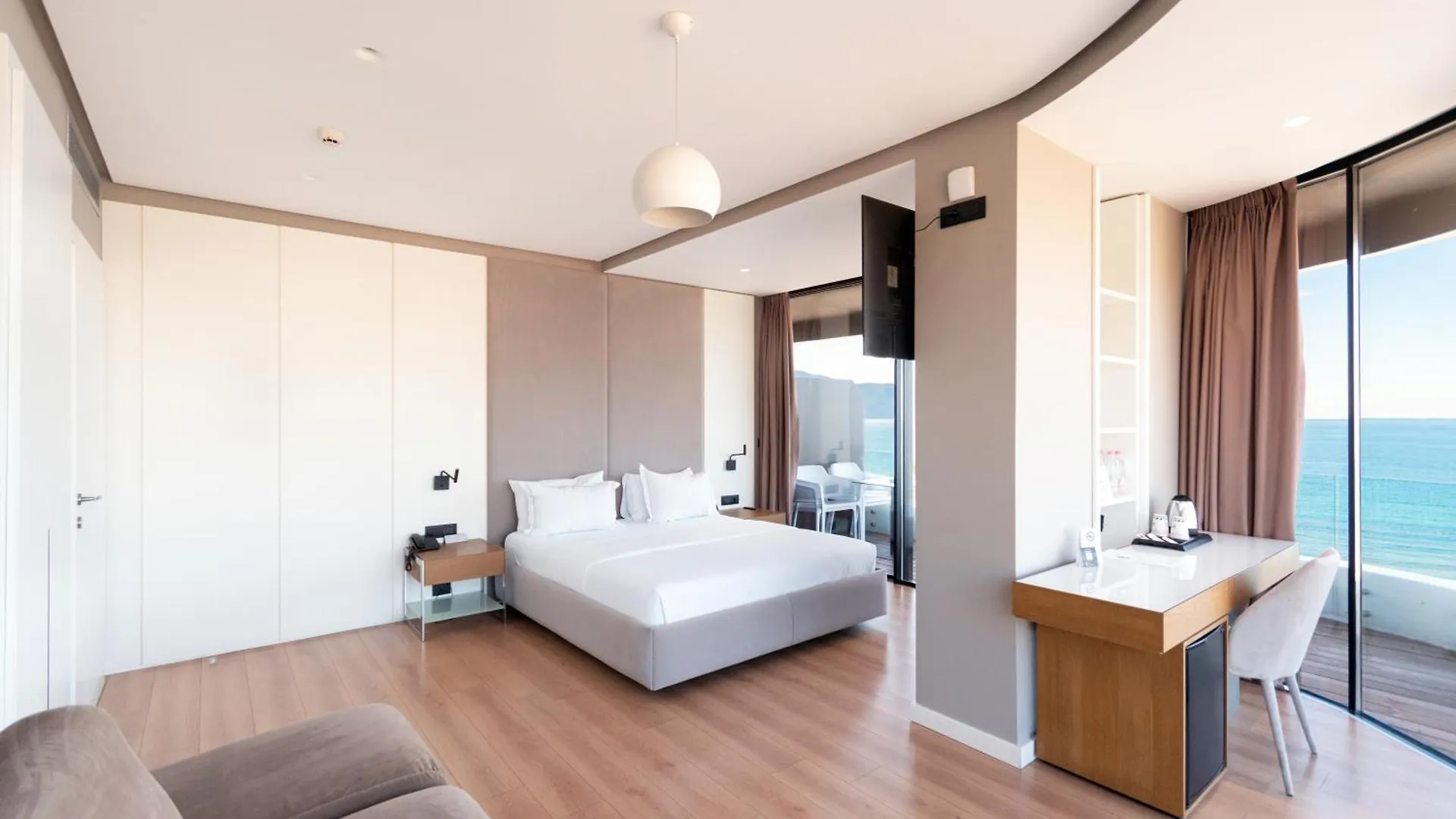 Yacht Hotel Vlorë 4*,