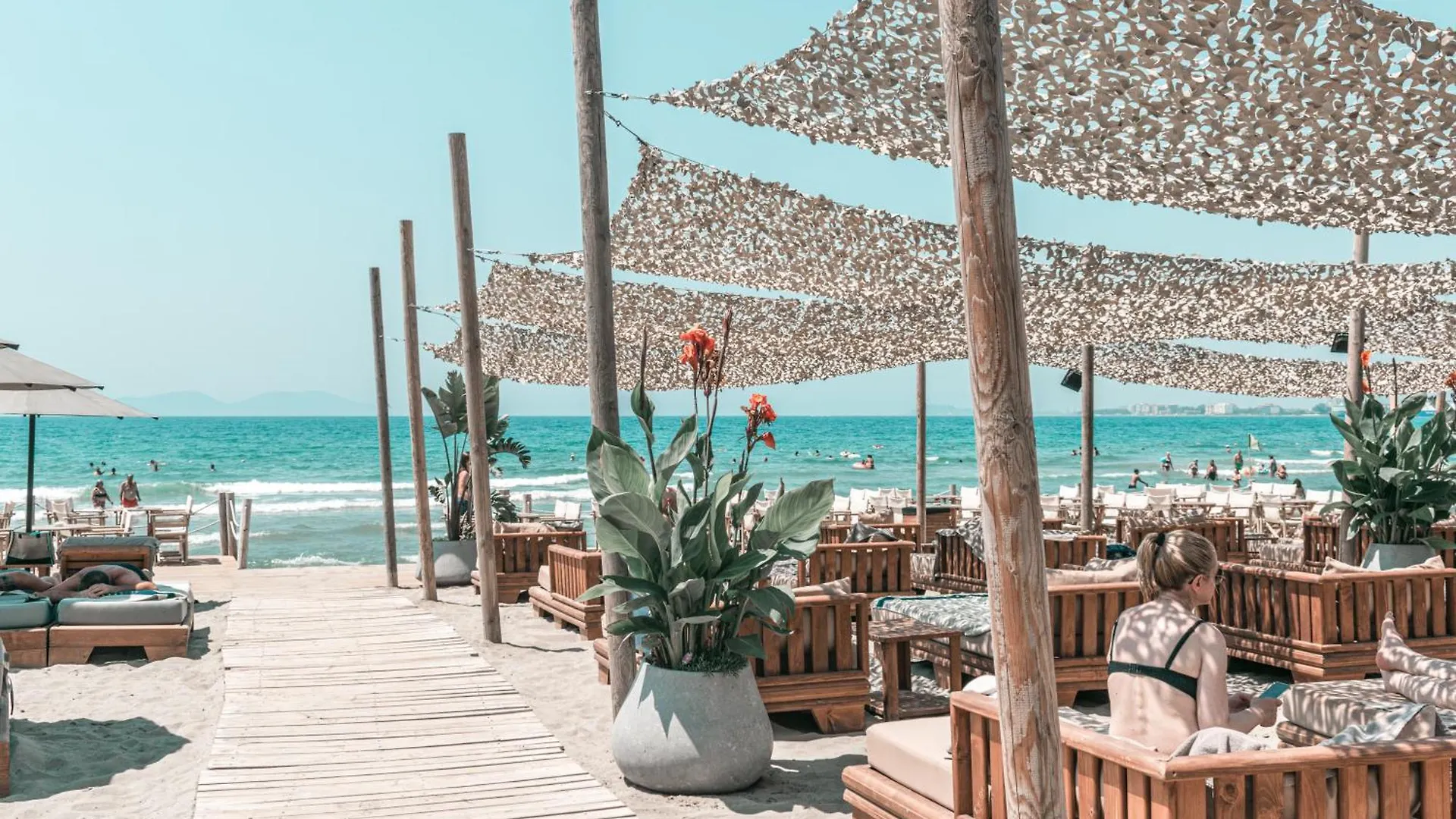 Yacht Hotel Vlorë 4*,  Albania